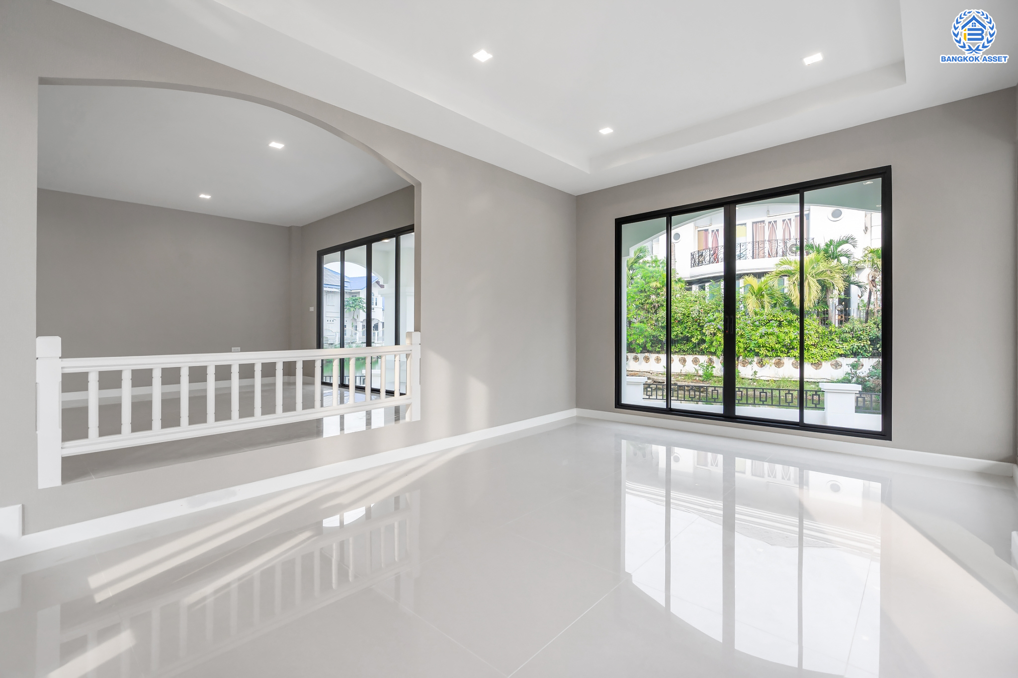 บ้านมือสองตกแต่งใหม่ ม.กฤษดานคร20 ปิ่นเกล้า-ติดถนนบรมราชชนนี เนื้อที่ 198 ตร.ว. บ้านเดี่ยวหลังใหญ่ ตกแต่งสุดหรูดีไซน์ยุโรป พร้อมฟังก์ชัน 4 ห้องนอน 4 ห้องน้ำ 1 ห้องแม่บ้าน จอดรถได้ 5 คัน บนทำเลเชื่อมต่อเมืองอย่างรวดเร็ว ใกล้ทางคู่ขนานลอยฟ้าบรมราชชนนี ทางด่วน "กาญจนาภิเษก" ม.มหิดล และเซ็นทรัลปิ่นเกล้า